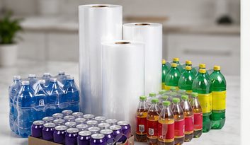 Película termoencogible empacando botellas y latas